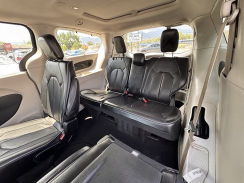 Used 2017 Chrysler Pacifica Limited FWD image 28