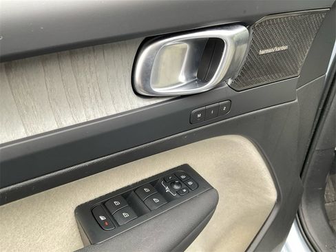 Used 2024 Volvo XC40 B5 Plus w/ Protection Package Premier image 31