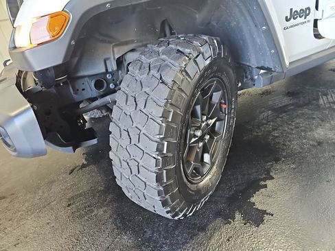 Used 2023 Jeep Gladiator Sport AWD/4WD image 31