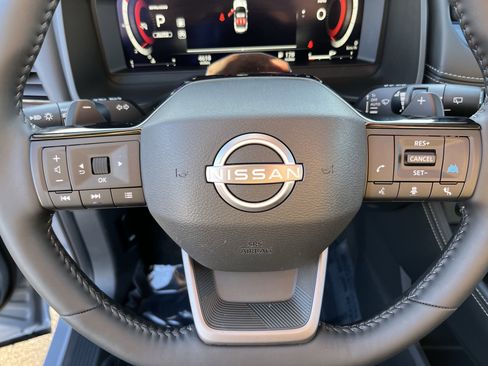 Used 2025 Nissan Rogue Platinum w/ Tech Package image 21