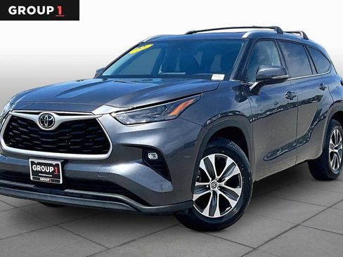 Used 2022 Toyota Highlander XLE AWD/4WD image 1