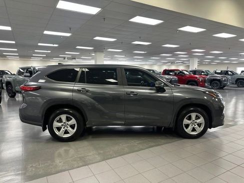 Used 2023 Toyota Highlander L FWD image 8
