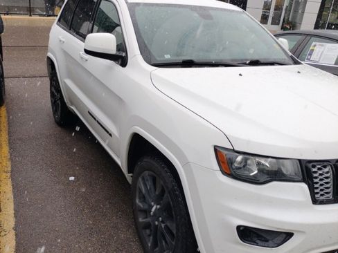 Used 2017 Jeep Grand Cherokee Altitude image 2