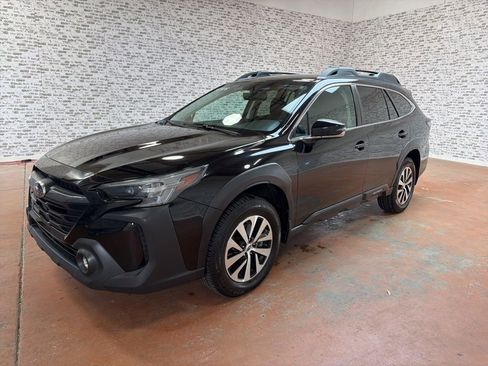 Used 2023 Subaru Outback Premium image 3