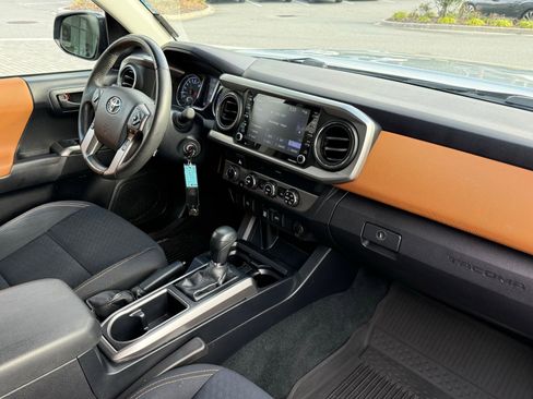 Used 2020 Toyota Tacoma SR5 image 3