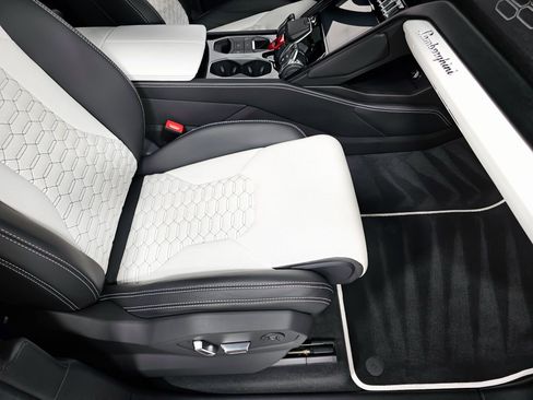 Used 2021 Lamborghini Urus image 16