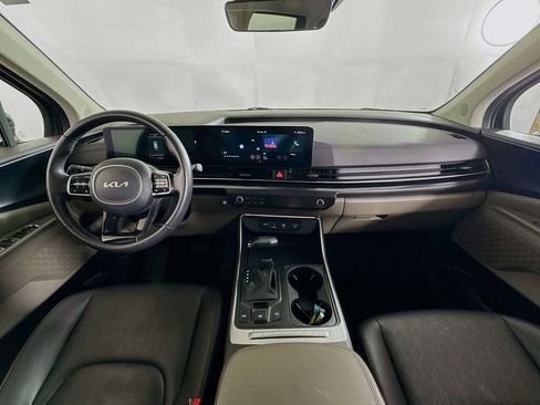 Used 2025 Kia Carnival FWD image 30