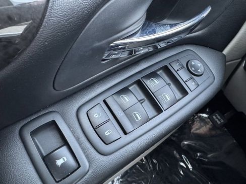 Used 2019 Dodge Grand Caravan SE w/ UConnect Hands-Free Group image 28