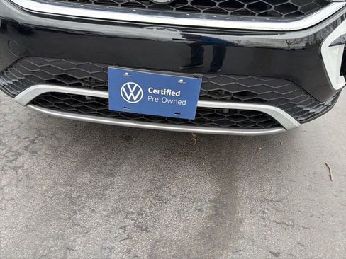 Certified 2022 Volkswagen Taos SEL image 3