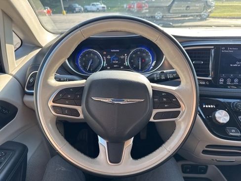 Certified 2019 Chrysler Pacifica Limited image 19