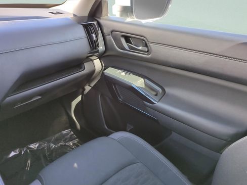 Certified 2025 Nissan Pathfinder SV image 24