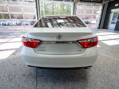 Used 2016 Toyota Camry SE image 3