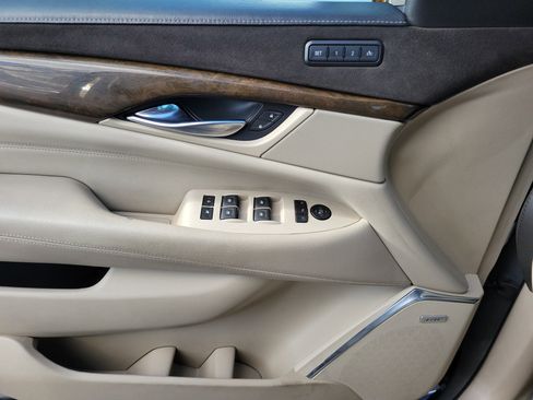 Used 2018 Cadillac Escalade Luxury image 25