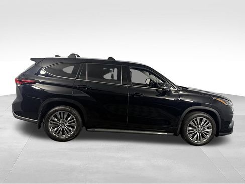 Used 2024 Toyota Highlander Platinum FWD image 4