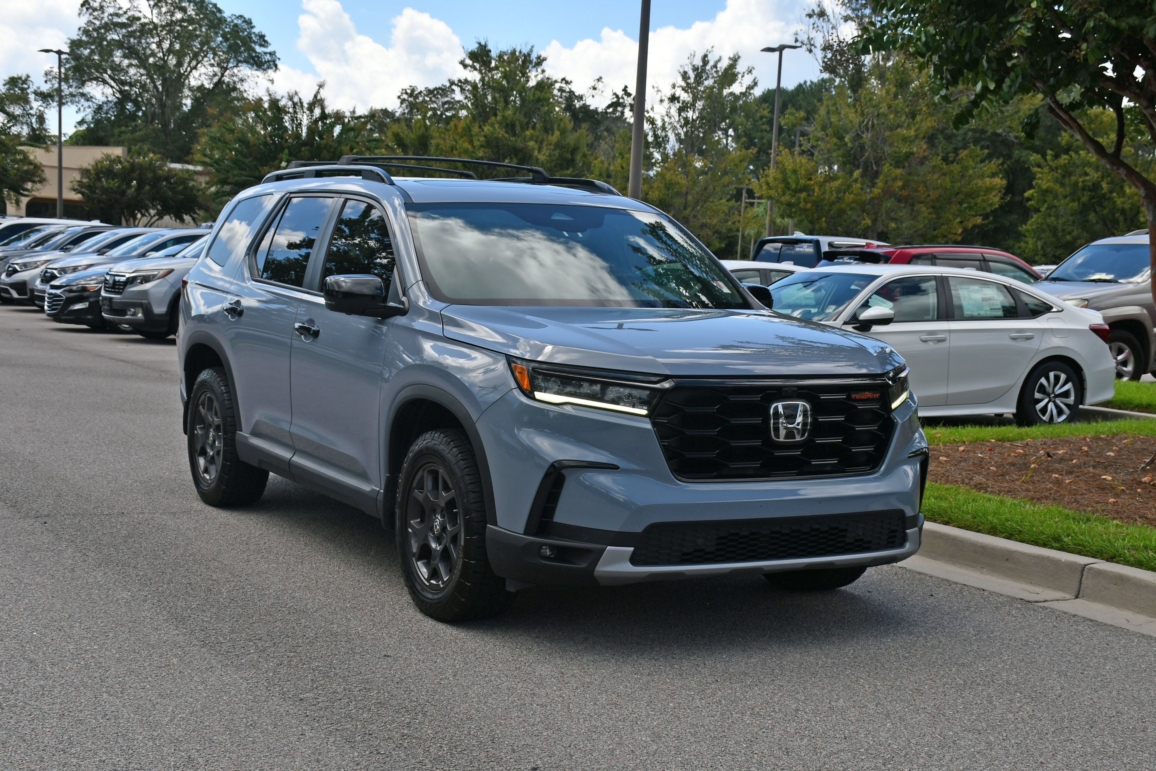 Used 2025 Honda Pilot TrailSport image 6