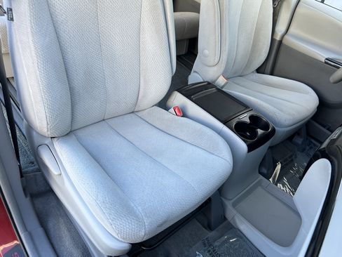 Used 2014 Toyota Sienna LE FWD image 19