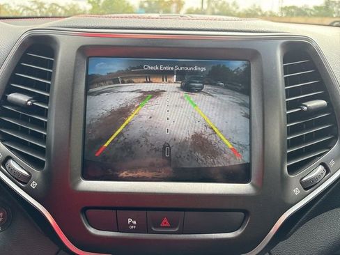 Used 2019 Jeep Cherokee Trailhawk w/ Cold Weather Group image 11