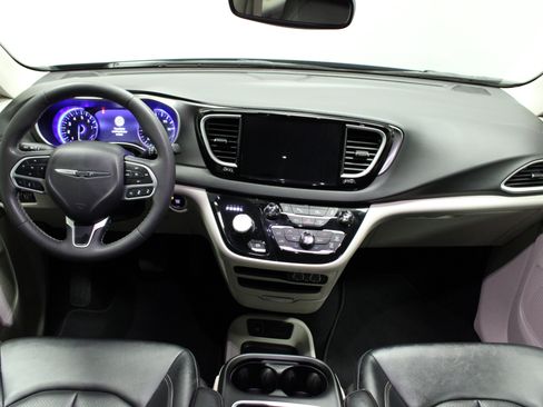 Used 2024 Chrysler Pacifica Touring-L image 20