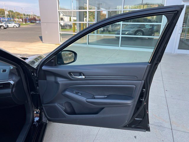 Used 2025 Nissan Altima 2.5 SV FWD image 34