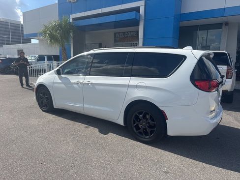 Used 2019 Chrysler Pacifica Touring-L w/ S Appearance Package image 5