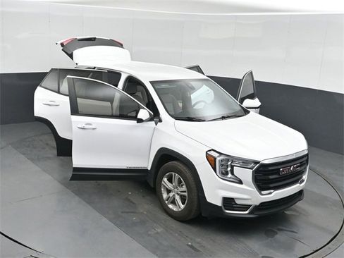 Used 2024 GMC Terrain SLE image 50