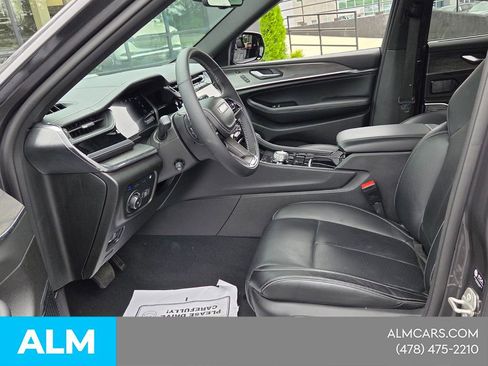 Used 2023 Jeep Grand Cherokee Overland w/ Luxury Tech Group IV AWD/4WD image 9