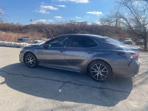 Used 2023 Toyota Camry SE image 3