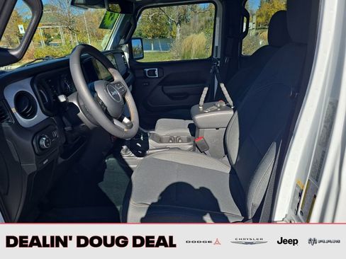 Used 2024 Jeep Gladiator Sport image 10