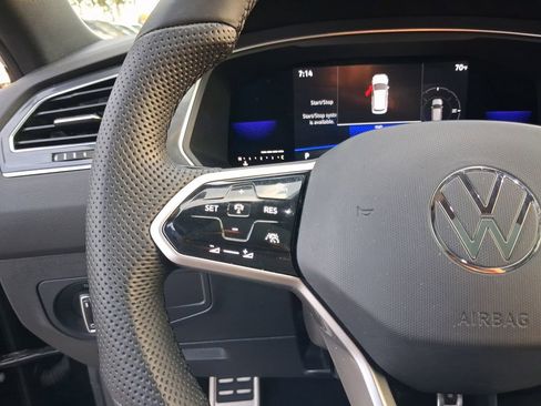 Used 2022 Volkswagen Tiguan SE R-Line FWD image 18