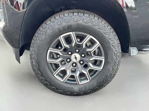 Used 2024 Chevrolet Colorado Z71 AWD/4WD image 31