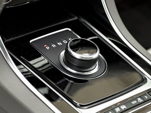 Used 2019 Jaguar XE Premium image 18