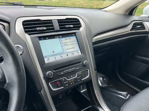 Used 2017 Ford Fusion SE w/ Fusion SE Technology Package image 23