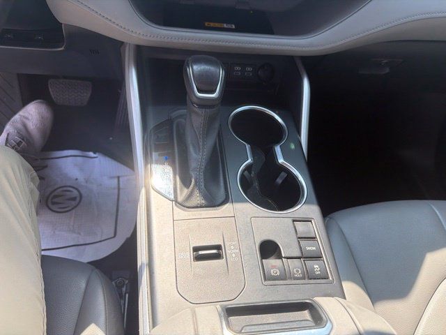 Used 2024 Toyota Highlander XLE FWD image 17