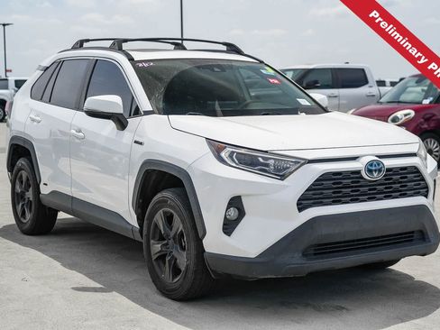 Used 2021 Toyota RAV4 XLE w/ Convenience Package AWD/4WD image 3
