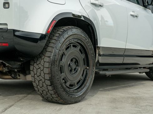 Used 2023 Land Rover Defender 110 image 35