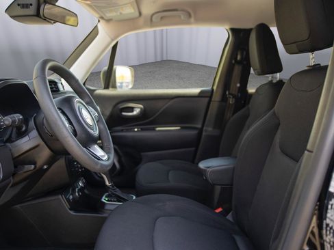Used 2023 Jeep Renegade Latitude AWD/4WD image 2