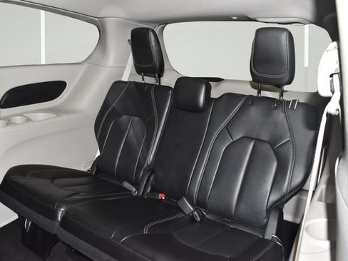 Used 2023 Chrysler Pacifica Touring-L FWD image 23