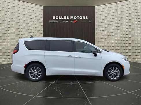 New 2026 Chrysler Pacifica Select image 4