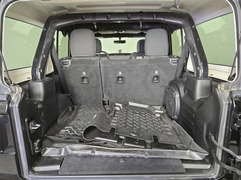 Used 2019 Jeep Wrangler Unlimited Sahara image 17