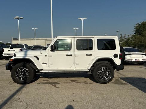 Used 2026 Jeep Wrangler Unlimited Sahara AWD/4WD image 2