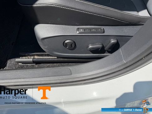 Used 2025 Volkswagen Jetta SEL FWD image 17