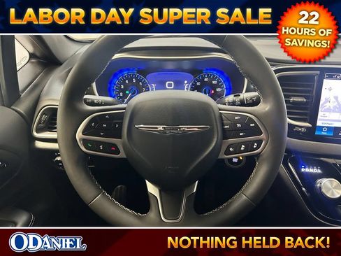 Used 2025 Chrysler Pacifica Select FWD image 14