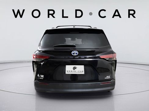 Used 2022 Toyota Sienna XLE image 6