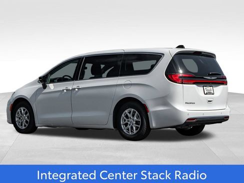 Used 2024 Chrysler Pacifica Touring-L FWD image 5