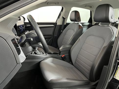 Used 2025 Volkswagen Jetta SE image 4