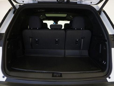 Used 2025 Chevrolet Traverse LT w/ Sun and Wheel Package image 29