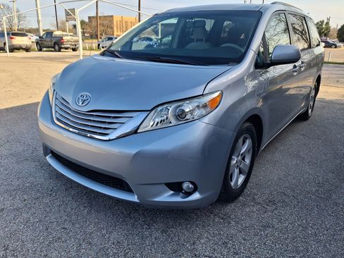 Used 2011 Toyota Sienna LE w/ Towing Pkg FWD image 1