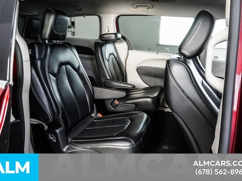 Used 2023 Chrysler Pacifica Touring-L FWD image 19