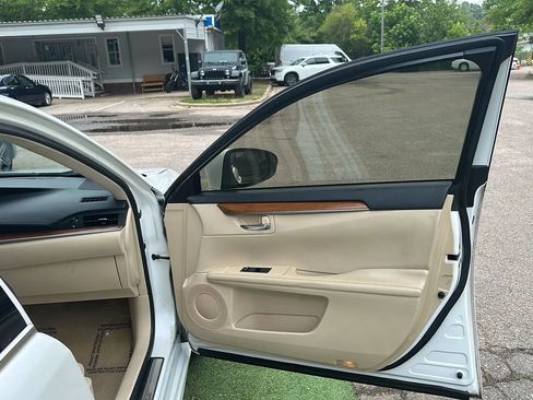 Used 2015 Lexus ES 300h w/ Navigation System Package FWD image 26