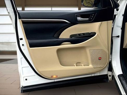 Used 2016 Toyota Highlander Limited image 23